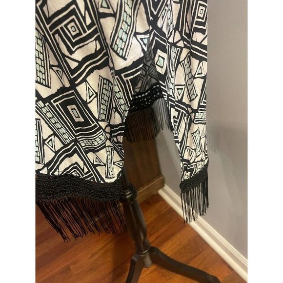 Victorias Secret Size XS Kimono Shaw Fringe Bottom Geometric Lightweight - Picture 3 of 6